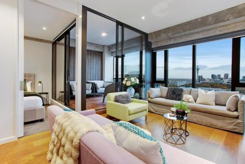 Premium Cityscape Abode w Skytower view & Parking — 4-Star Luxury Hotel in Auckland, New Zealand