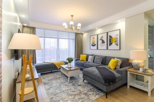 Luxe Home With Lovely Views Balcony Gym&Pool