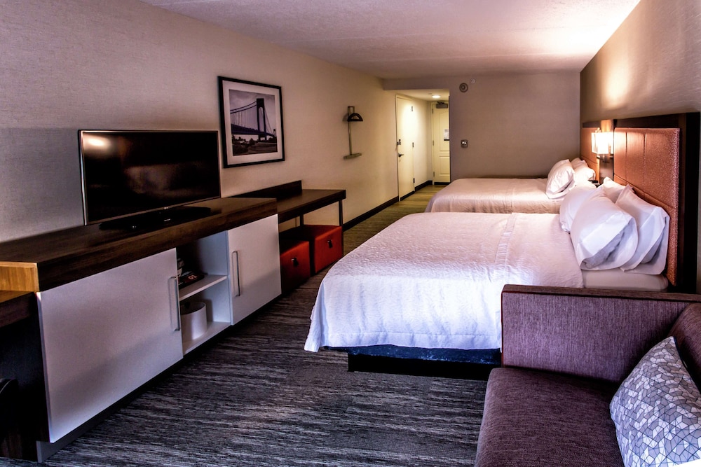 Hampton Inn & Suites Staten Island - photo 20