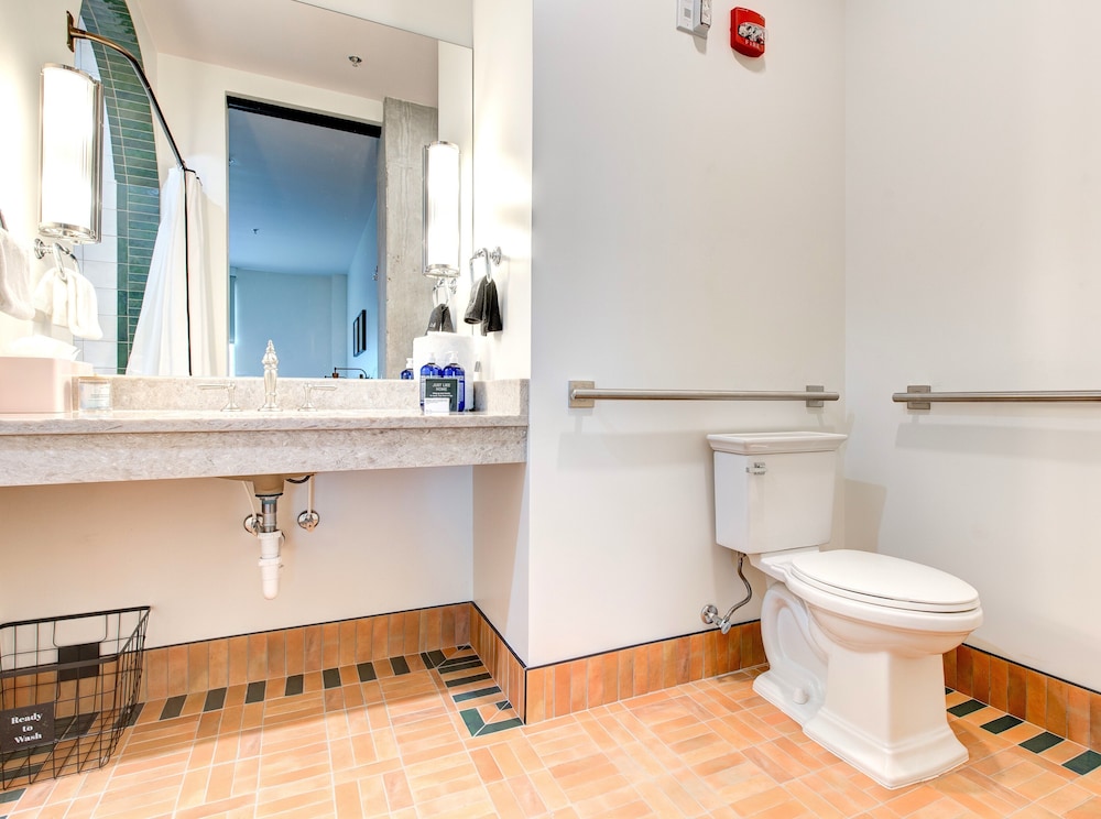 Elwood Hotel & Suites - photo 19