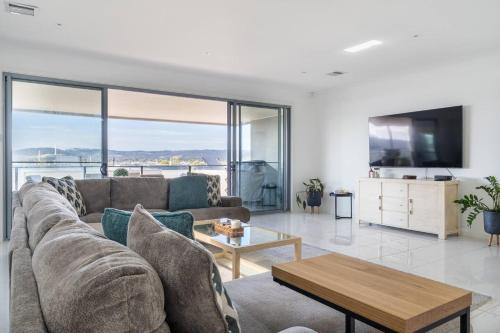 Helm House A Contemporary Coastal Group Retreat — 4-Star Luxury Hotel in Safety Beach, Australia