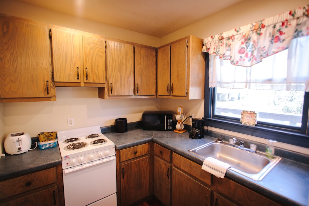 Riverbend Motel & Cabins - photo 16
