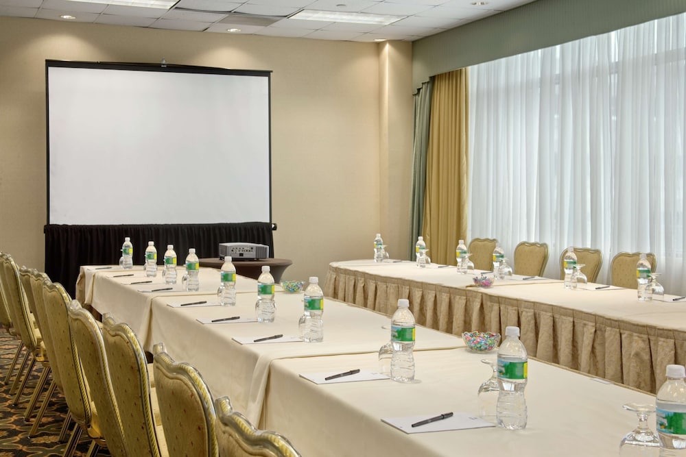 Hilton East Brunswick Hotel & Executive Meeting Center - photo 33
