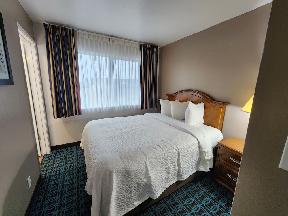 Ramada Bayside Inn & Suites Eureka - photo 11