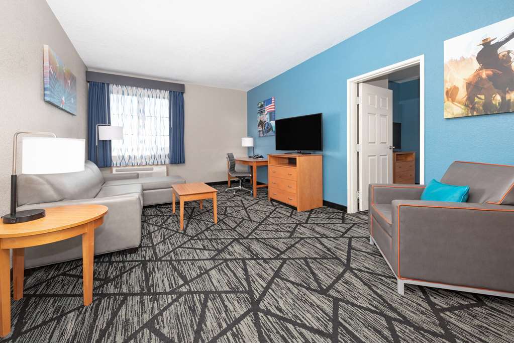 La Quinta Inn & Suites by Wyndham Alvarado - photo 34
