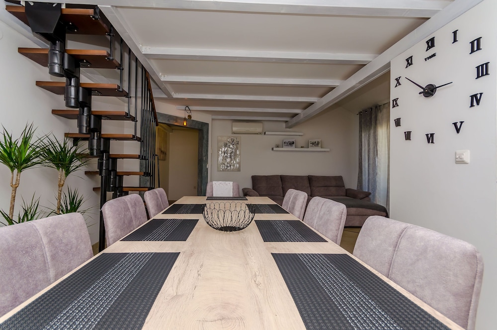 Apartment Dora — 4-Star Luxury Hotel in Trogir, Croatia
