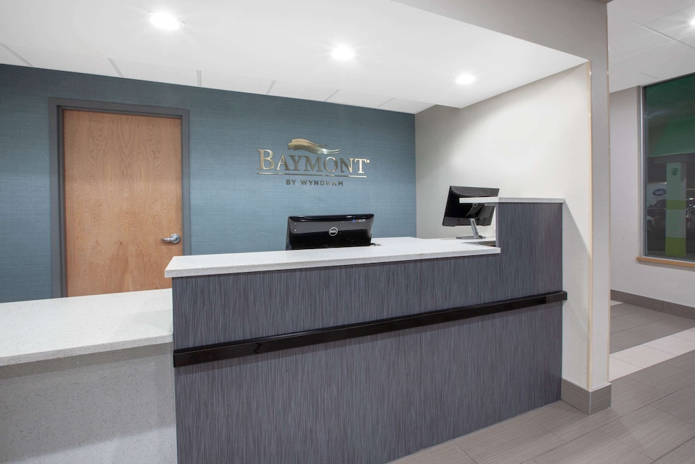Baymont Inn & Suites Grand Rapids Near Downtown - photo 2