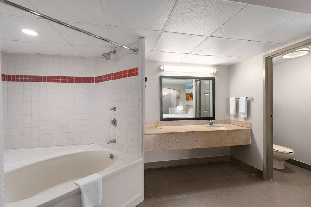 Days Inn by Wyndham Clarksville North - photo 28