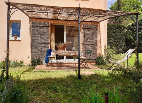 Les Merles : joli studio dans la campagne Aixoise. — hotel in Venelles