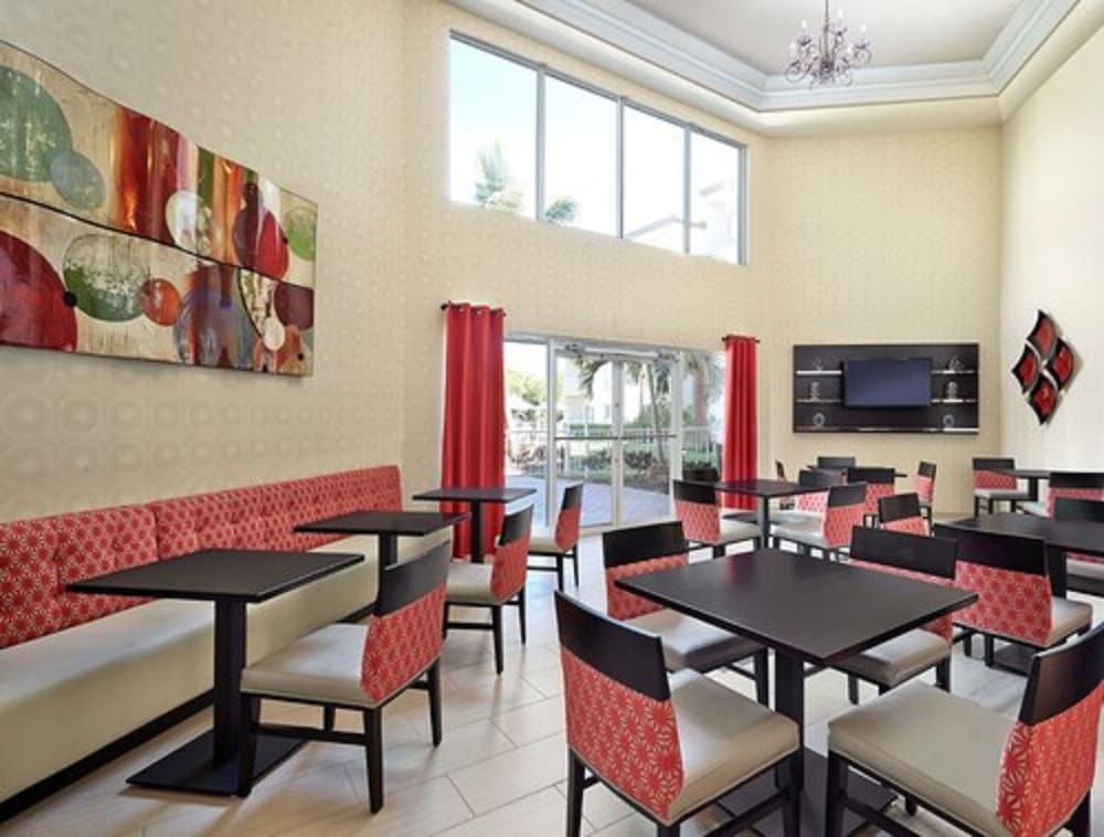 Holiday Inn Express Hotel Naples Downtown 5th Avenue - photo 24