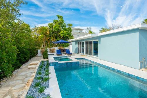 Bamboo Bungalow — 4-Star Luxury Hotel in Anna Maria, United States