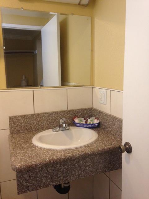 Econo Motor Inn - photo 18