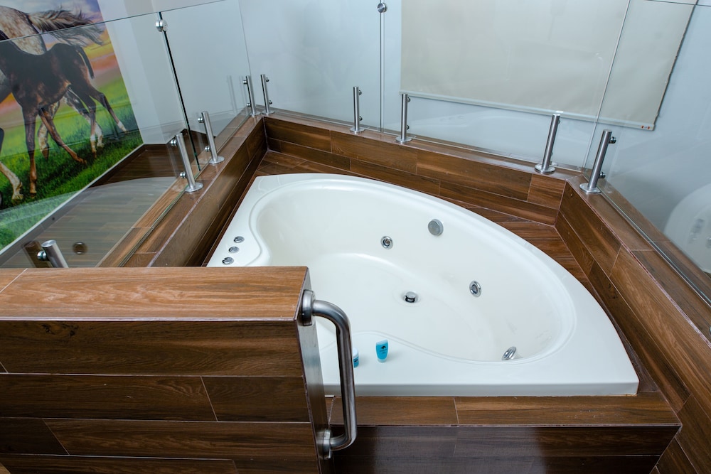Jetted tub