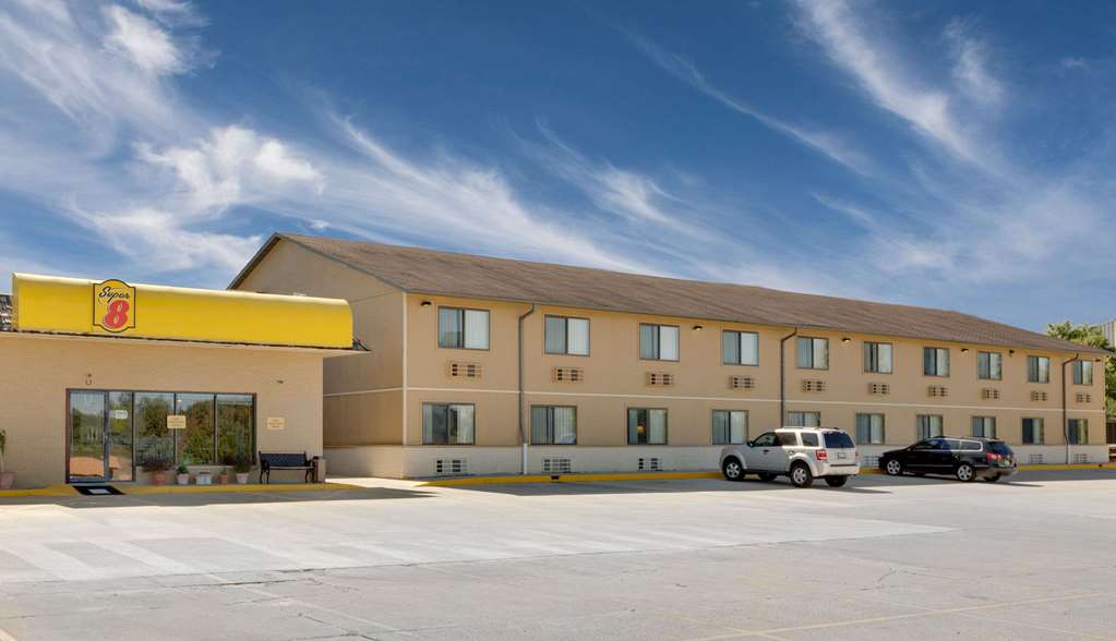 Super 8 by Wyndham Macomb — Macomb — photo 2