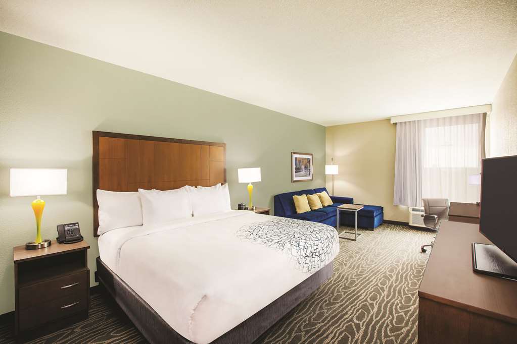 La Quinta Inn & Suites by Wyndham Wichita Northeast - photo 18