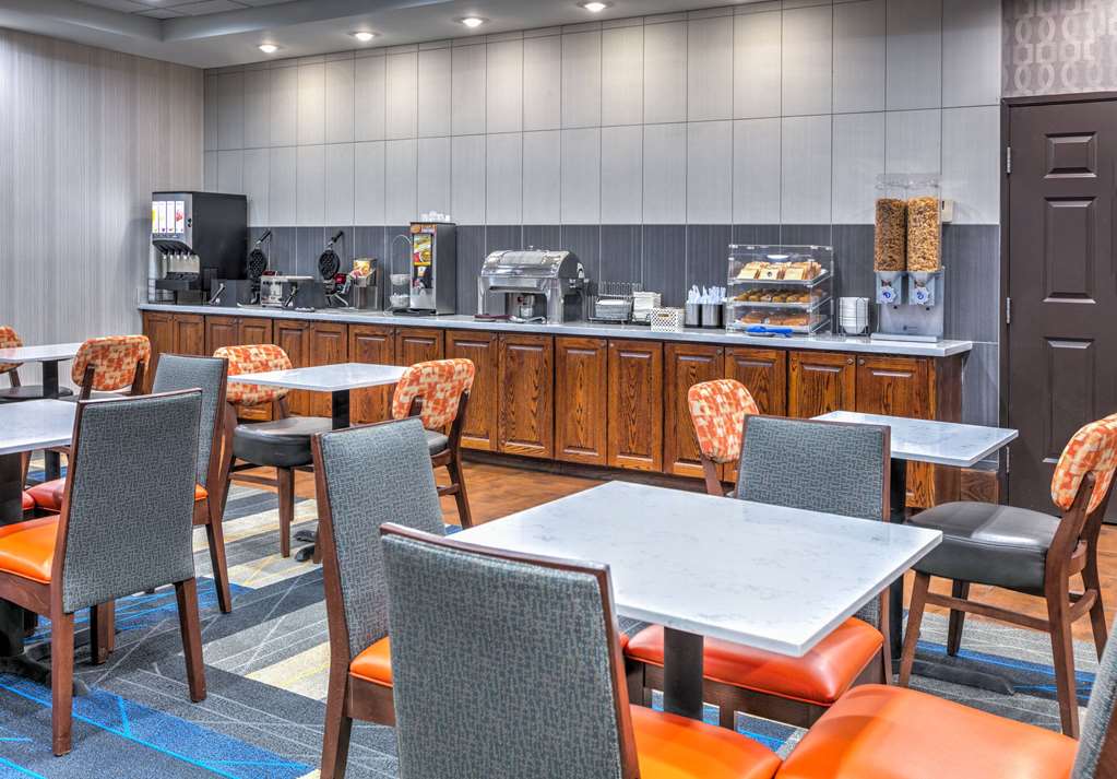 La Quinta Inn & Suites by Wyndham Fort Worth NE Mall - photo 29