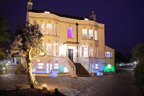Exceptional Two Bedroom Accommodation in Central Whitby with Parking and Stunning Views