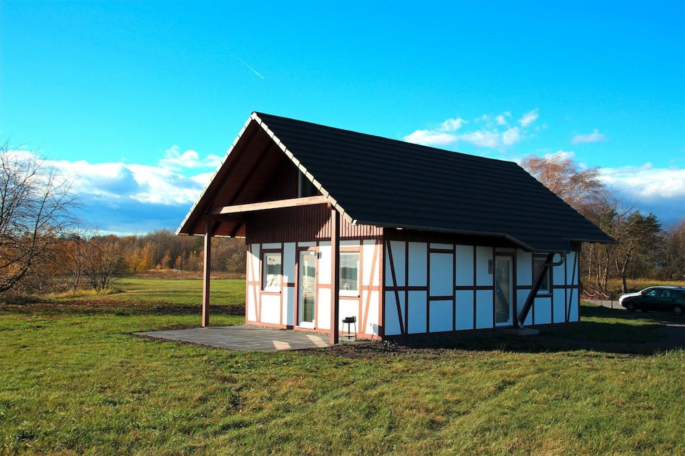 Resort by Lake Partwitz With Stunning Water Views — hotel in Hoyerswerda