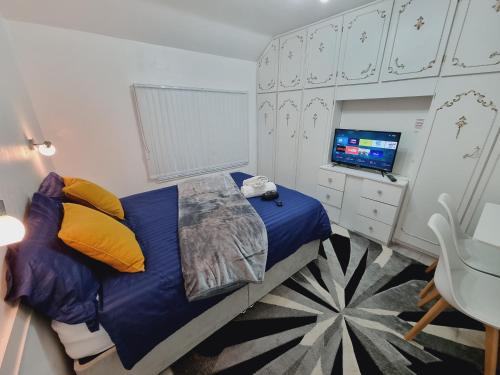 Luxury double bed with Private Bathroom NETFLIX work space and WiFi in Leeds, United Kingdom