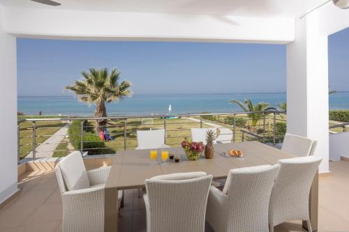 Villa Alpha Beachfront Steps from Agistri Da Noi and Blue Carpet — Pefkochori — photo 2