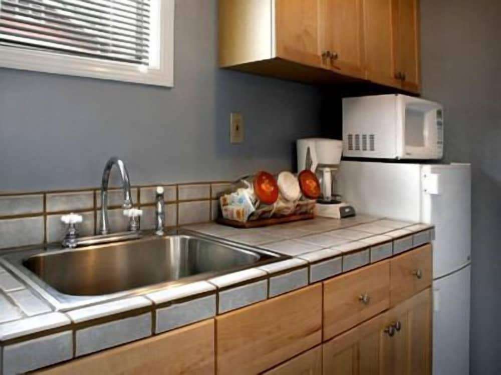 Bodega Harbor Inn - photo 14