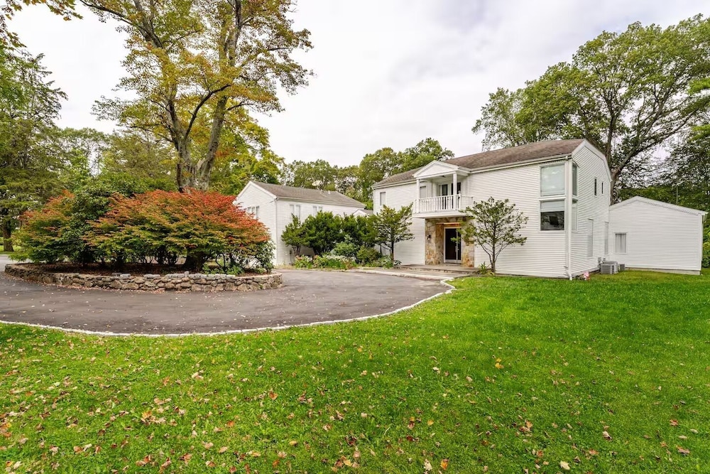 The Mansion Hotel style in Norwalk, United States