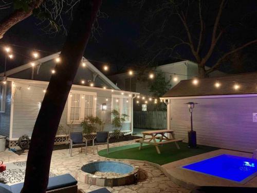 Pershing Place: Historic home with heated spa pool by Zoo Pearl Golf Witte — 4-Star Luxury Hotel in San Antonio, United States
