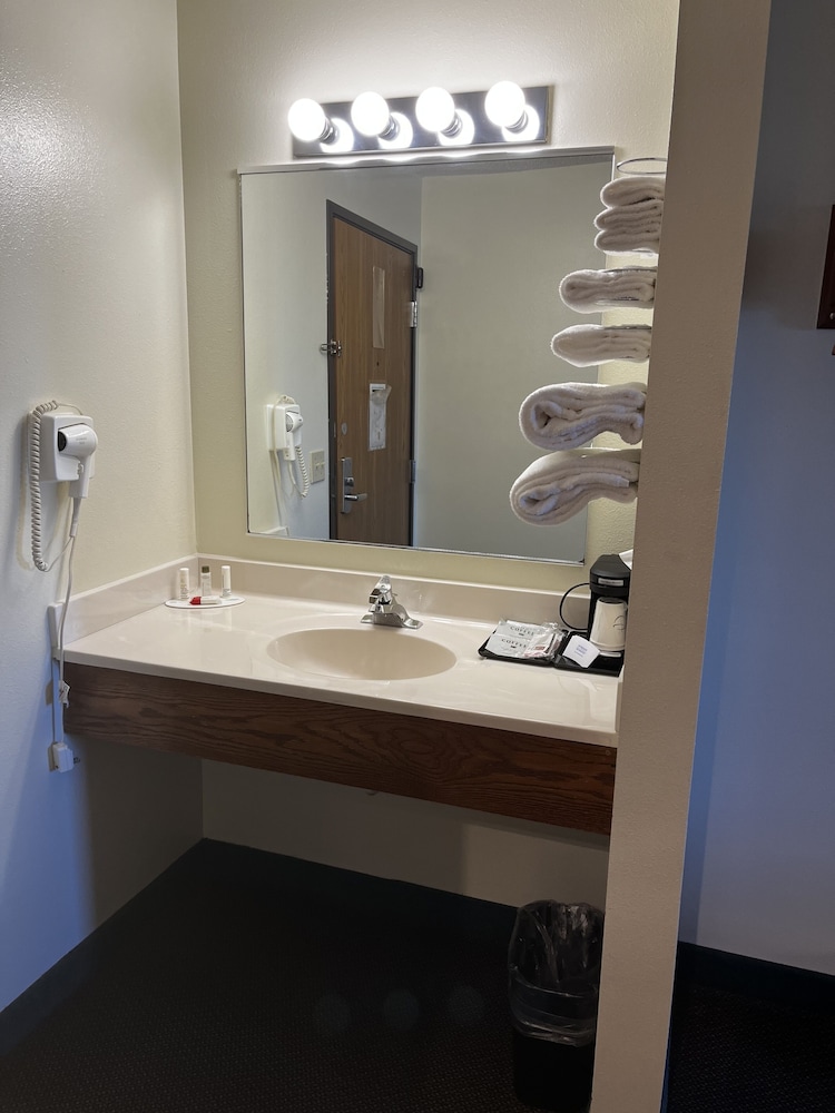 Super 8 by Wyndham Smithville Kansas City - photo 12