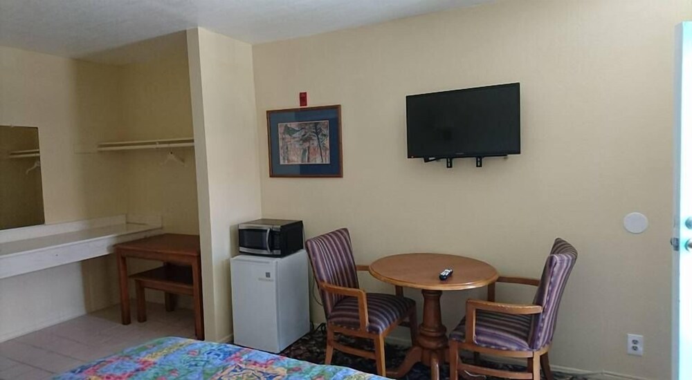 Bristol Motel - photo 11
