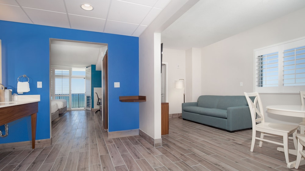 Holiday Inn Express & Suites Panama City Beach Beachfront by IHG - photo 9