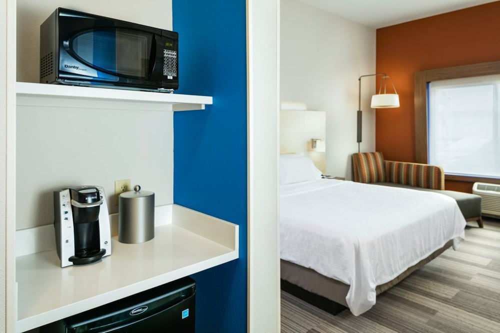 Holiday Inn Express & Suites Medford by IHG - photo 10