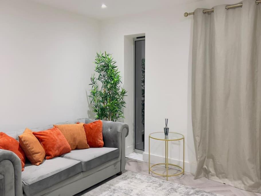 Rochester Lux Stay Townhouse 2 — 4-Star Luxury Hotel in Rochester, United Kingdom