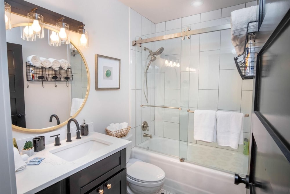 Dazzling 3 BR2 BA Home Near Downtown Tower Americas - photo 11