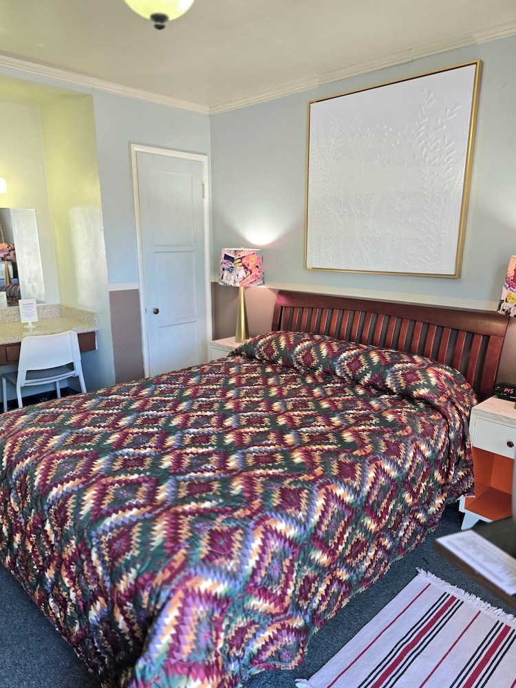 The New Star Motel with Studio Kitchens: 1950s Extended Stay Lodging and Retreat Center - photo 33