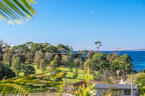Summer Days elevated home with ocean views — 4-Star Luxury Hotel in Mollymook, Australia