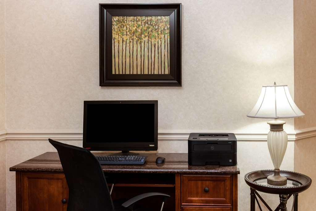 La Quinta Inn & Suites by Wyndham Milwaukee SW New Berlin - photo 21