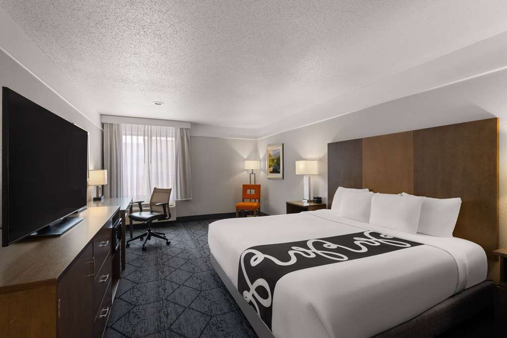 La Quinta Inn and Suites by Wyndham at WaTiki Waterpark - photo 25