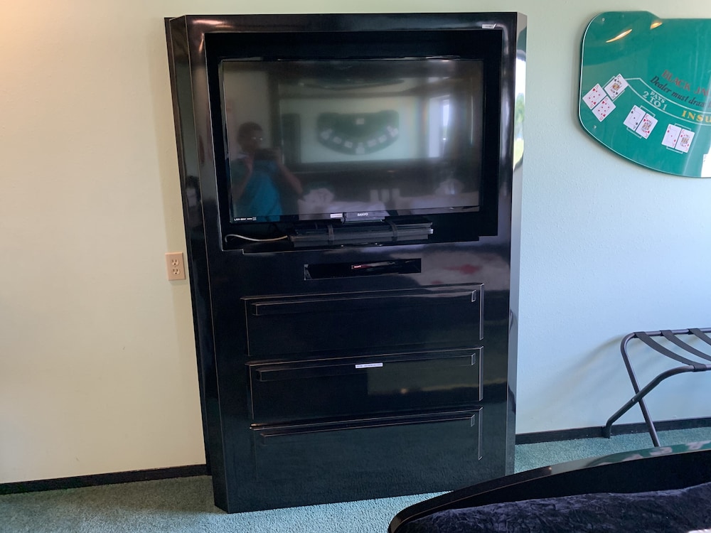 Designer Inn & Suites - photo 38