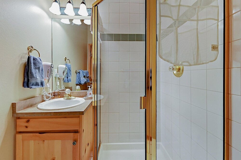 Family friendly 3 Bedroom Vacation Rental in West Keystone Resort Along the Snake River With Pool and Hot Tub - photo 25
