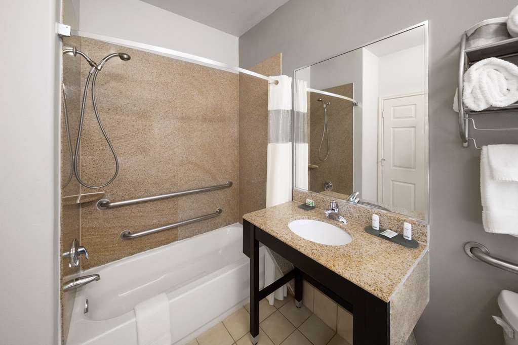 La Quinta Inn & Suites by Wyndham Deer Park - photo 23