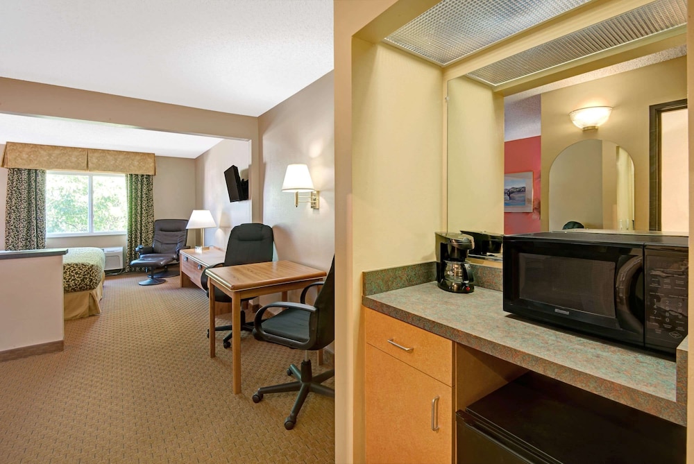 Days Inn & Suites by Wyndham Airport Albuquerque - photo 25