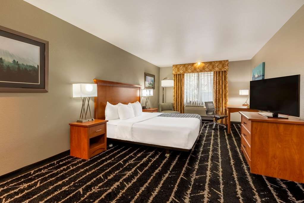 La Quinta Inn & Suites by Wyndham Vancouver - photo 12