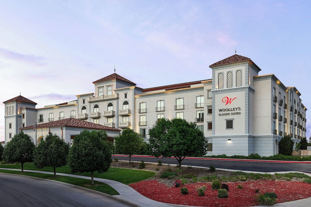 Woolley s Classic Suites - carbon neutral hotel in Aurora