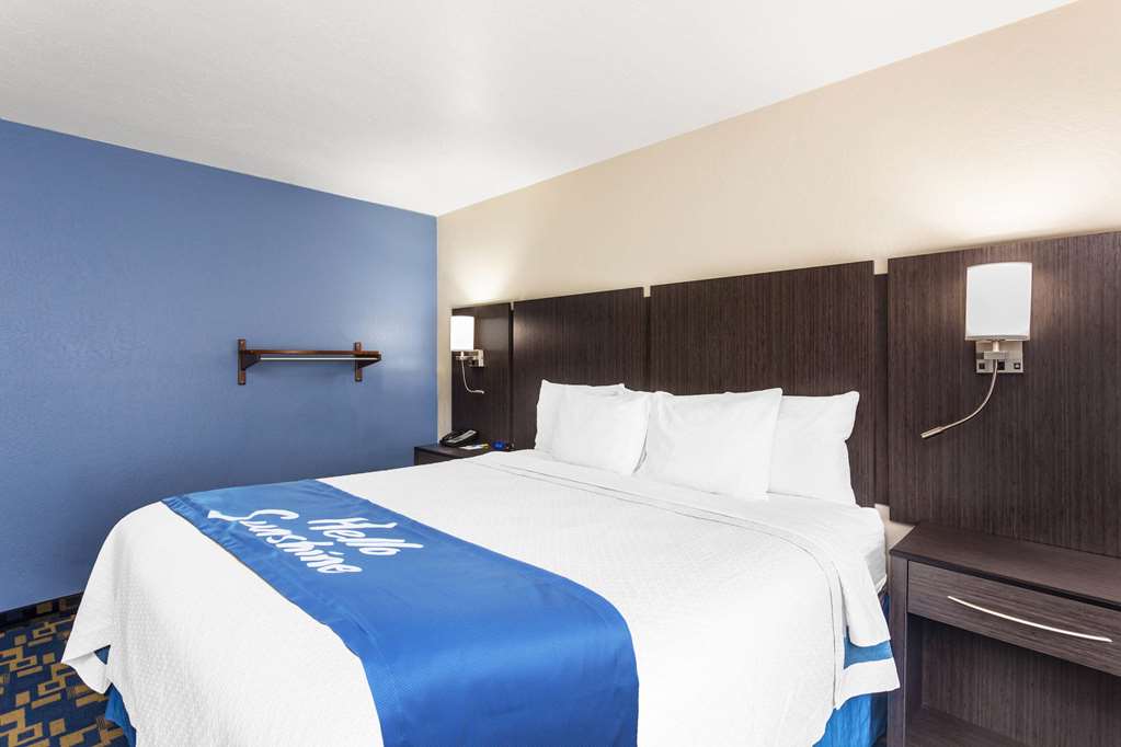 Days Inn & Suites by Wyndham East Flagstaff - photo 11
