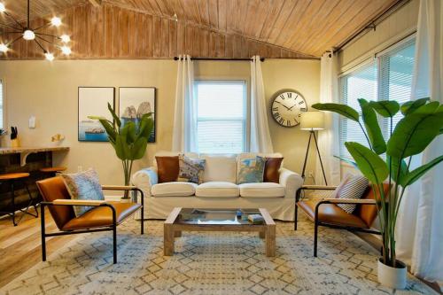 Serenity Sol Surfside Charmer Near Beach & Jetty — 4-Star Luxury Hotel in Surfside Beach, United States