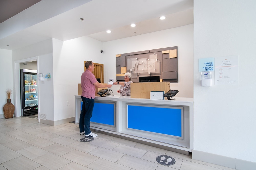 Holiday Inn Express Hotel & Suites Bedford by IHG - photo 46