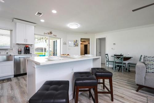 Stunning gorgeously remodeled canal front pool home in Cape Coral La Dolce Vita — 4-Star Luxury Hotel in Cape Coral, United States