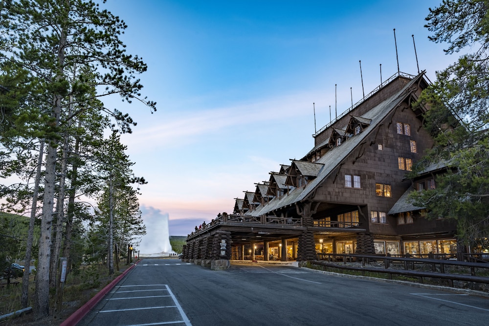 Old Faithful Inn - carbon neutral hotel in Wyoming