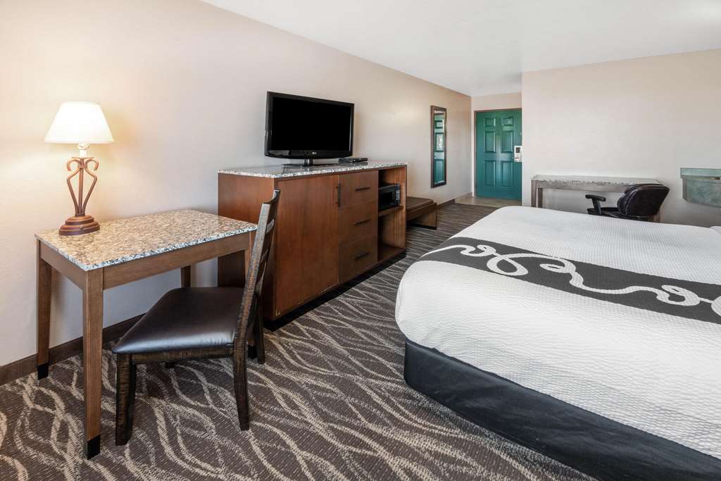 La Quinta Inn & Suites by Wyndham Belgrade Bozeman Airport - photo 13