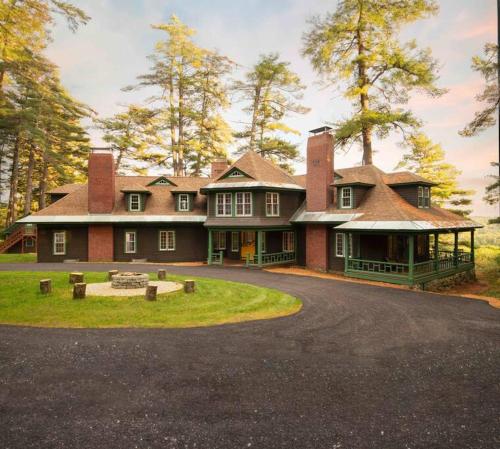 Quietude A 60 Acre Historic Mountain Estate with 10 bedrooms — 5-Star Luxury Hotel in Tuftonboro, United States